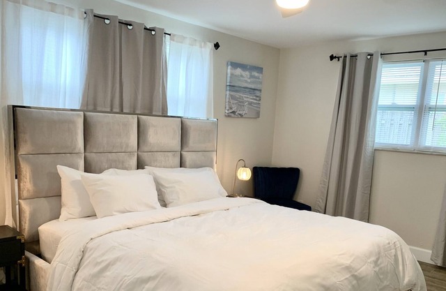 Luxury Seminole Vacation Home, 4bd 3Bth. 3 king beds,1 queen bed,1 air mattress