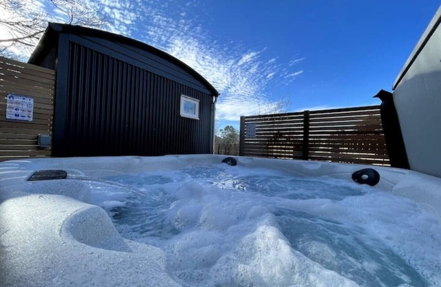 Luxury Shepherds Lodge, Hot Tub, Indoor Pool