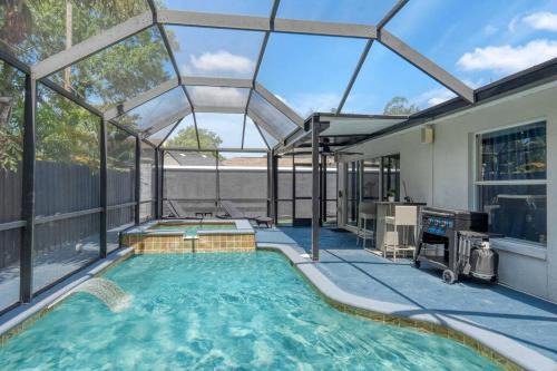 Luxury Style townhome with Pool - 1 Miles to Bucs Stadium
