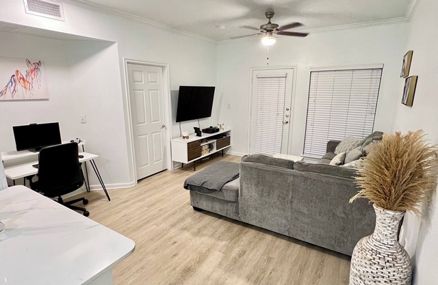 Luxury Suite by The Dallas Galleria, a Home away from Home!