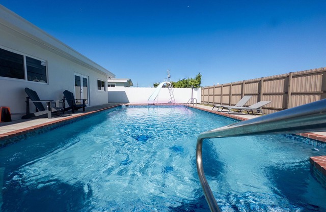 Luxury Suite, Luxury Neighborhood. 2 blocks from Tropical Park! Fabulous walking