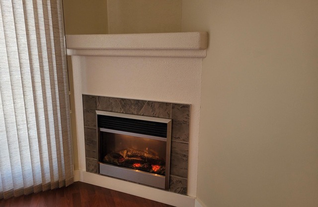 Luxury top floor apartment style condo with balcony. 25 minutes from EIA.