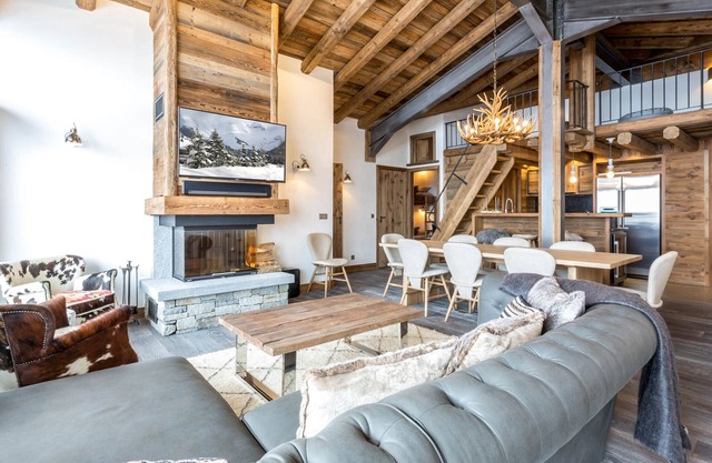 Luxury Top-Floor Condo in Ski-In/Out Residence with Stunning Mountain Views