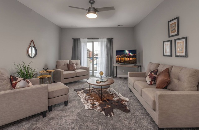 Luxury Townhome - 3BR, 2BA - Downtown Moline