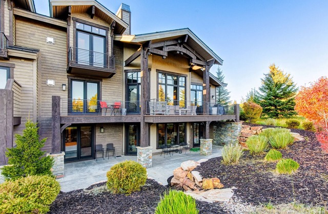 Luxury townhome on the golf course with 3 fireplaces, gas grill, & great view