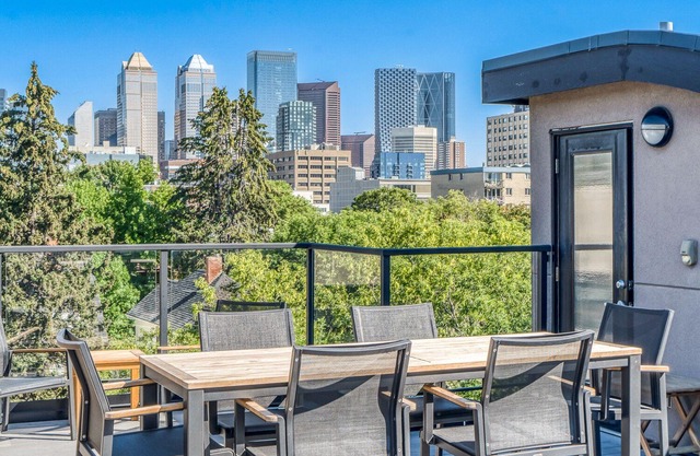 Luxury Townhouse, Top Patio Downtown Views + Elevator
