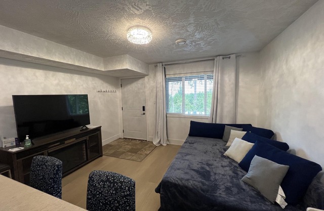 Luxury Tudor's Gateway with A/C. Pet Friendly! (pet fee is applied).