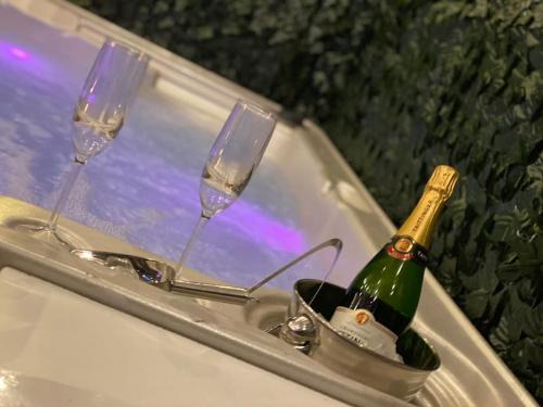 Luxury Urban Hideaway with private hot tub & Pole