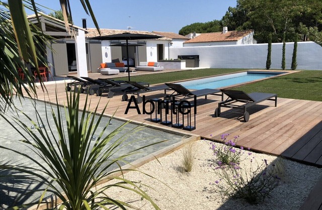 Luxury villa, swimming pool, walking distance to beach and shops, landscaped garden