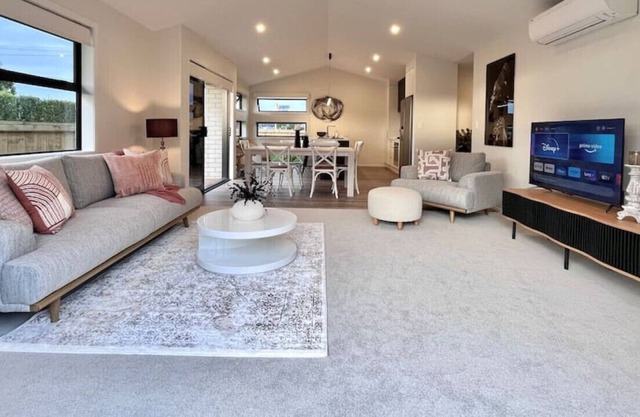 Luxury Villa, Close to Town, Walks, Golf and Cafés