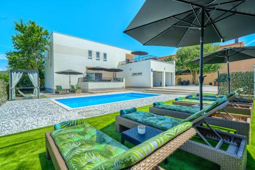 Luxury Villa Nikoma with heated pool and whirlpool