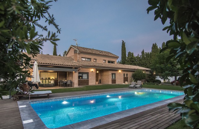 Luxury villa with pool in Granada