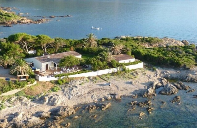 Luxury villa with access to the see