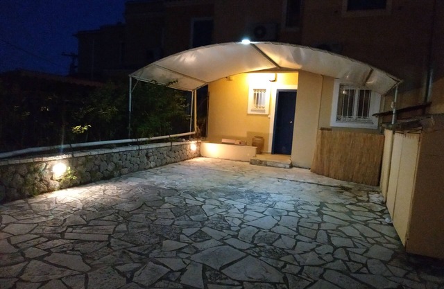 Luxury villa with garden ,barbecue and parking with automatic gate for 4-5 cars