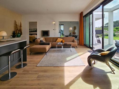 Luxury villa with veranda, canoe, cleaning included