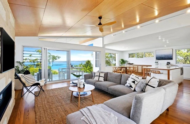 Luxury Villas Ocean Breeze at Killcare (Walk to the beach)