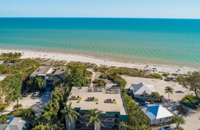 Luxury Waterfront Condo. Steps to the Beach