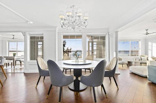 Luxury Waterfront Holiday Home