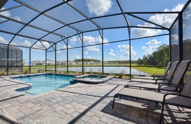 Luxury Waterfront in Storey Lake! Best Location to Theme Parks, Jacuzzi, Rec Room, Harry Potter & Mickey Rooms!