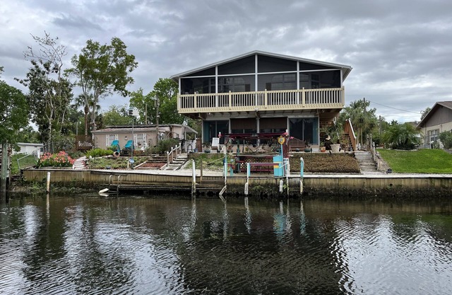 LUXURY WATERFRONT, KING SUITE & QUEEN SUITE, 3 full bathrooms, kayaks, Weeki