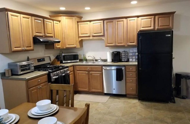 Lyle and Taylor present-Spacious Private Apt