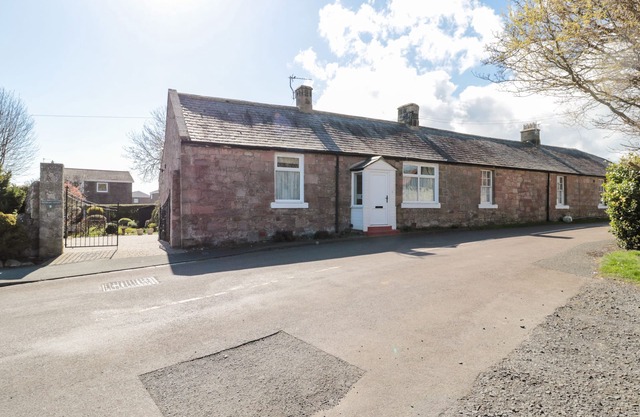 LYNDHURST COTTAGE, family friendly, with a garden in Beadnell