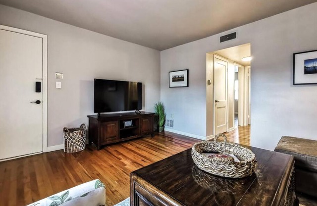 M 07-3W Great Location-King Bed-Walk to Plaza
