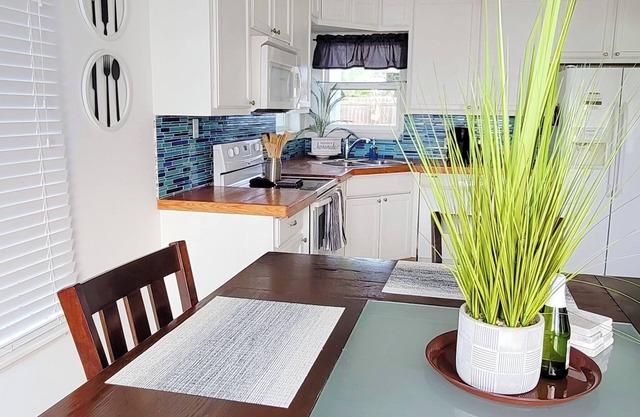 M&K's Charming 3-bedroom house by the Bay in lovely Corpus Christi with AC, WiFi
