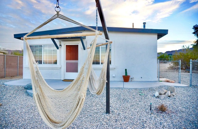 M&L Desert Cottage - 3 miles from the North entrance of Joshua Tree!