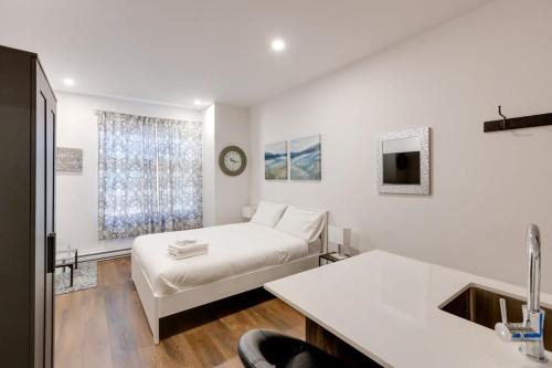 M11 Modern Comfy Studio wAC in PlateauMile-End