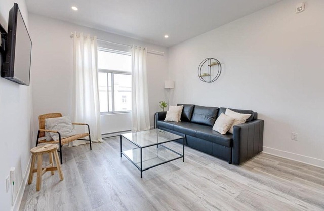 M11 Upscale Spacious 1BR wKingBed AC in Heart of PlateauMile-End