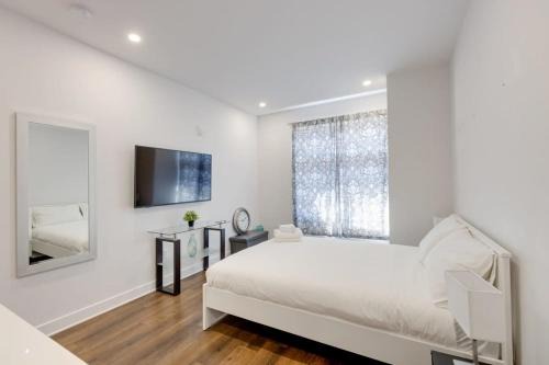 M11 Upscale Studio wQueen Bed AC Prime Location