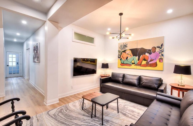 Mackay Street Downtown - Bell Center, Nightlife, & Metro at your doorstep!