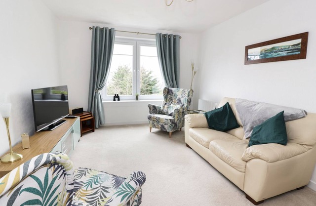 MACS PLACE, family friendly, country holiday cottage in Largs