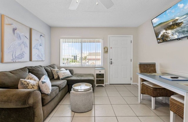 Madeira Beach Cozy 1-Bedroom Second-Floor Condo at Tropic Breeze #17