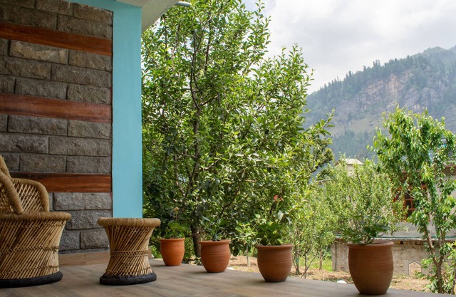 Magical Homestay overlooking mountains & rivers. 15 minutes from the city centre