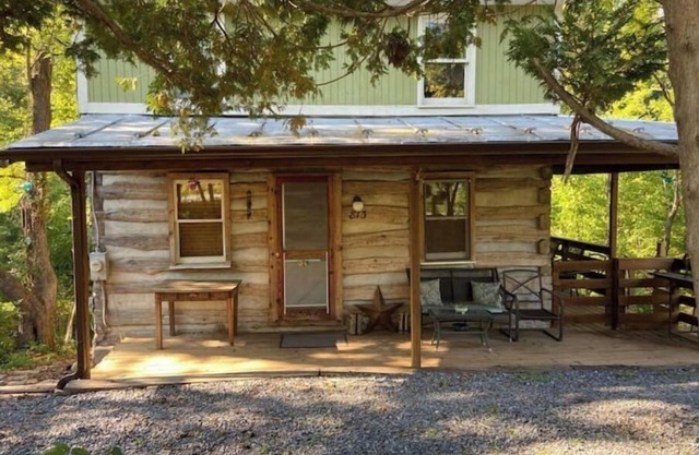Magical Log Cabin, streams in private yard, 4 bedrooms, pet friendly, WiFi