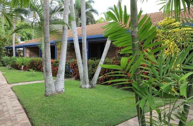 Magnetic Shores Unit 2 - Charming and cosy island getaway across the reserve to Alma Bay beachfront