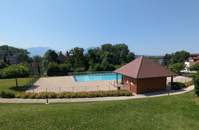 Magnificent apartment near lake with swimming pool
