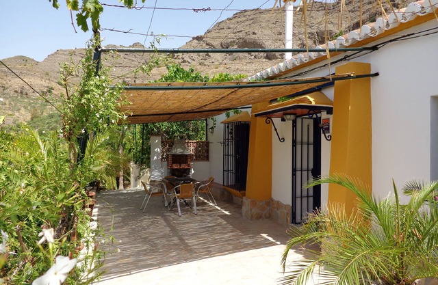 Magnificent country house with Pool. Great views and location!