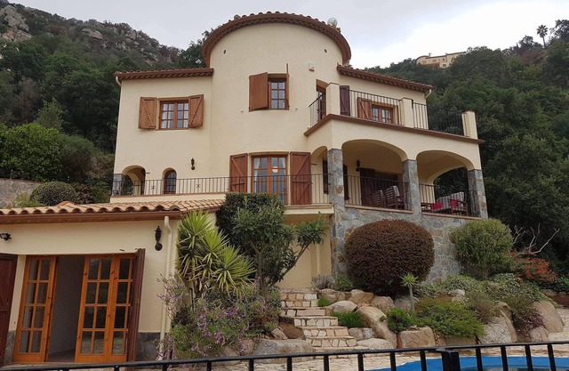 Magnificent house in a quiet and enchanting setting with private swimming pool