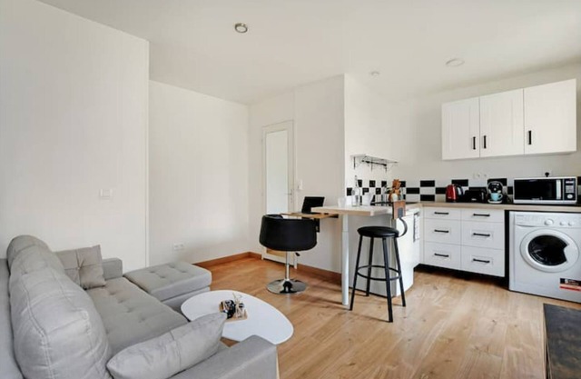 Magnificent new studio (just outside Paris)