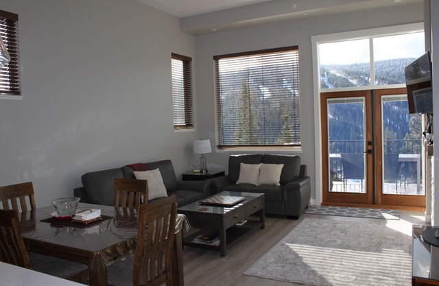 Magnificent view top floor condo