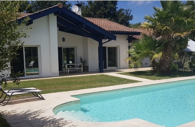 Magnificent villa on the edge of a forest 20 minutes from the beach