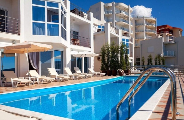 Magnificent villa on the first line with a pool