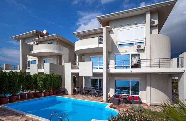 Magnificent villa with 5 bedrooms, pool, garden and barbecue.