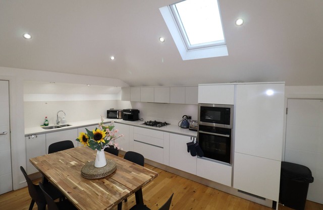 Maidenhead Stylish Top Floor Three Bedroom Apartment