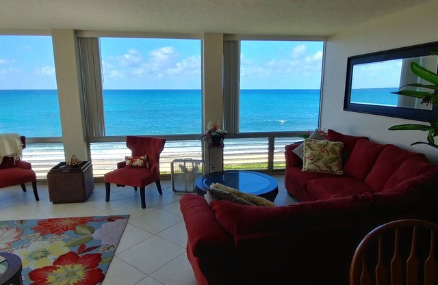Maili Cove Beachfront Get Away: Pool, Ocean & Sunsets/Teleworkers Dream