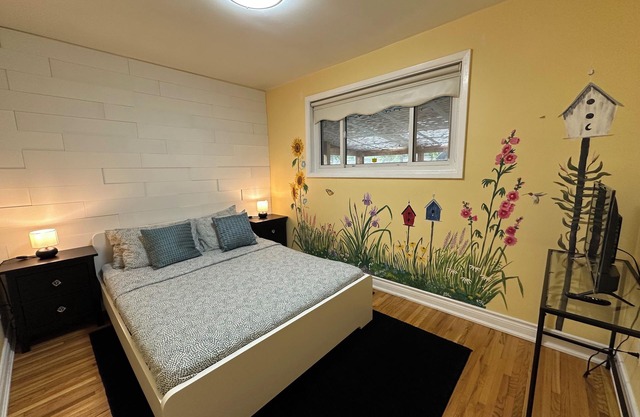Main floor city living with nature+30 minutes from downtown
