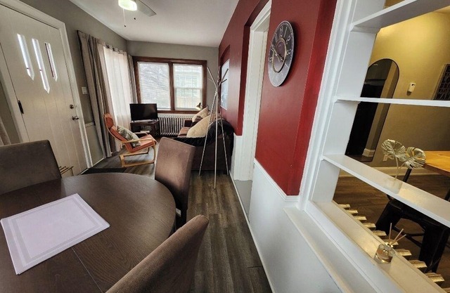Main level 2 bedroom - Ensuite Laundry -Central DT